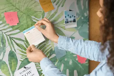 Nástenka s motívom akvarelových lesných listov