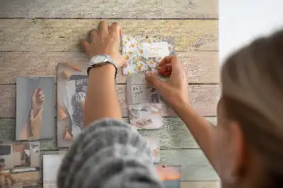 Nástenka z dosiek v pastelových farbách