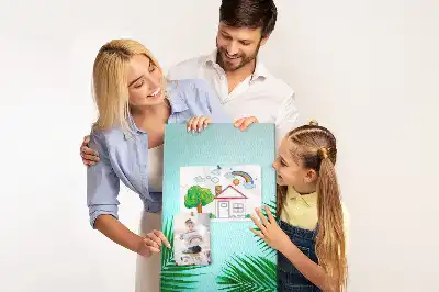 Nástenka s abstraktnými umeleckými listami