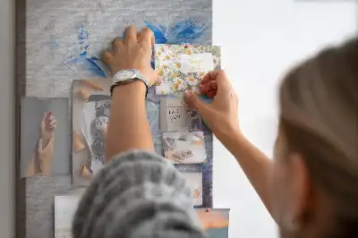 Korková nástenka s motívom maľovanej abstrakcie