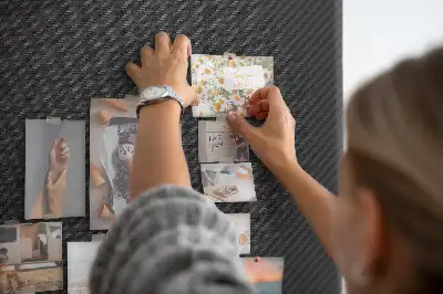 Nástenná tabuľa s tmavým motívom