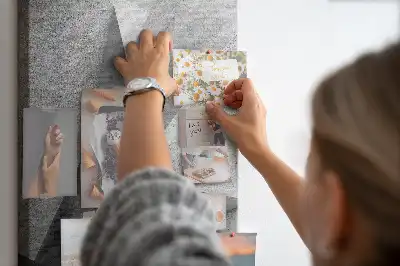 Korková tabuľa s motívom abstraktnej geometrie