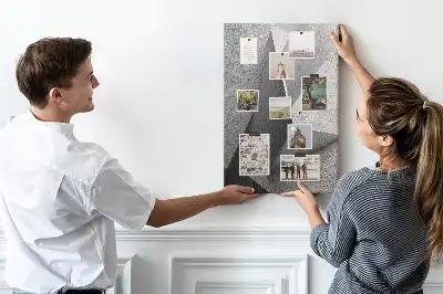 Korková tabuľa s motívom abstraktnej geometrie