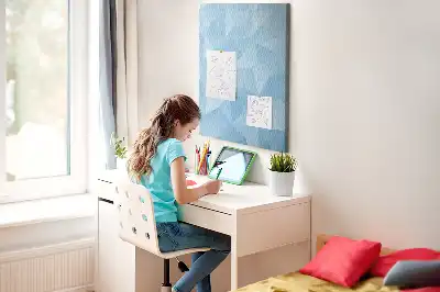 Korková nástenka s geometrickým motívom