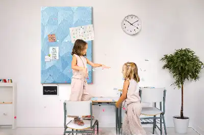 Korková nástenka s geometrickým motívom