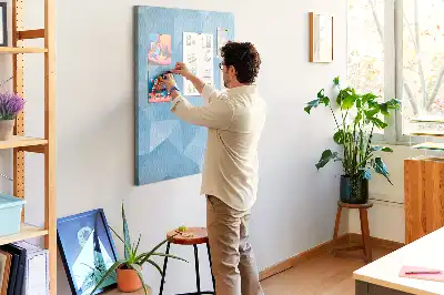 Korková nástenka s geometrickým motívom