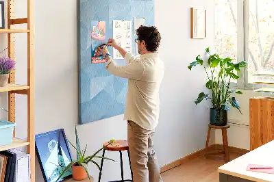 Korková nástenka s geometrickým motívom