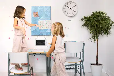 Korková nástenka s geometrickým motívom