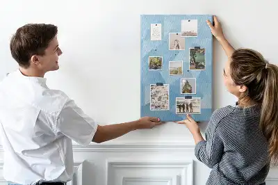 Korková nástenka s geometrickým motívom