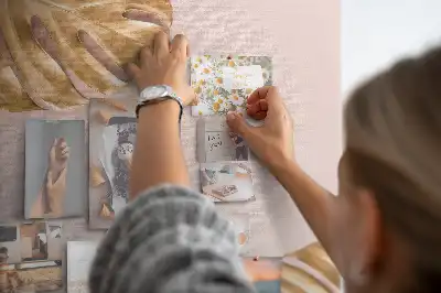 Korková nástenka so vzorom pozlátených listov
