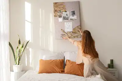 Korková nástenka so vzorom pozlátených listov