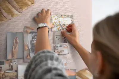 Korková nástenka so vzorom pozlátených listov