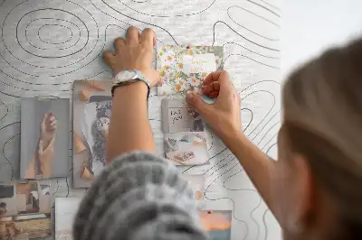 Korková tabuľa s motívom lineárnej abstrakcie