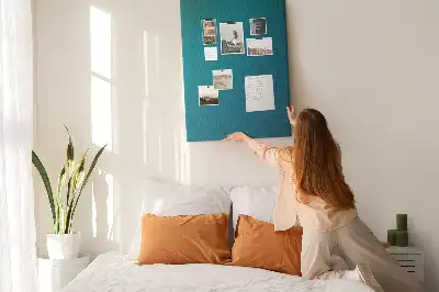 Korková tabuľa s motívom geometrickej abstrakcie