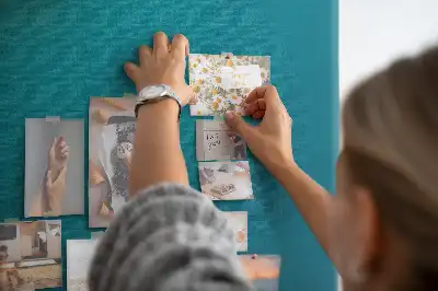 Korková tabuľa s motívom geometrickej abstrakcie