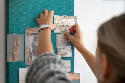 Korková tabuľa s motívom geometrickej abstrakcie