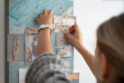 Dekoratívna korková nástenka s mramorovou textúrou
