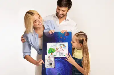 Nástenka s motívom vesmírneho umenia