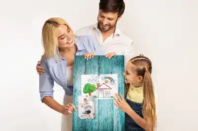 Modrá korková nástenka v drevenom ráme