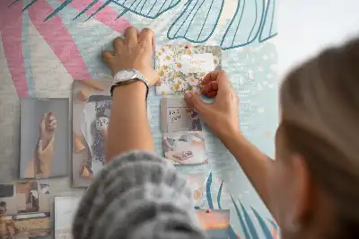 Nástenka s motívom listov v pastelových farbách