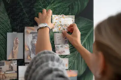Nástenka s motívom listov džungľovej vegetácie