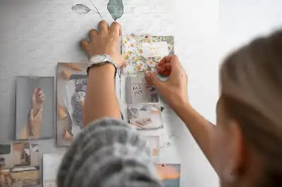 Korková tabuľa s motívom výhonkov rastlín a listov