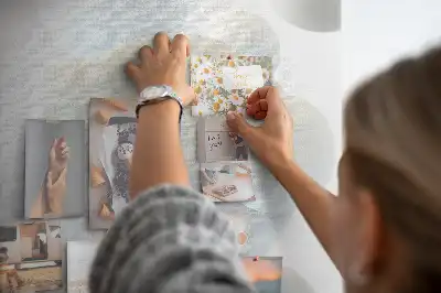 Korková nástenka s abstraktným motívom športovej lopty