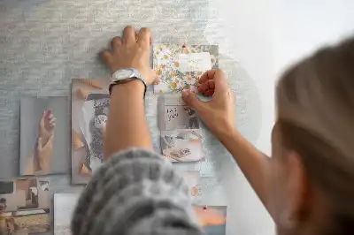 Korková nástenka s abstraktným motívom športovej lopty
