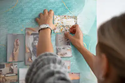 Korková tabuľa s abstraktným mramorovým motívom