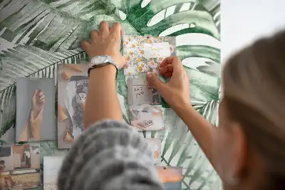 Nástenná tabuľa s motívom listov maľovaných vodovými farbami