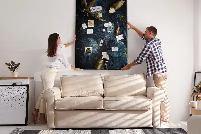Korková tabuľa s tmavým kvetinovým motívom