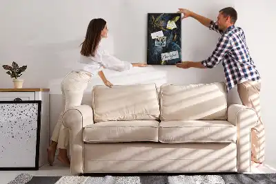 Korková tabuľa s tmavým kvetinovým motívom