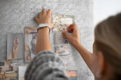 Korková tabuľa s motívom betónovej steny