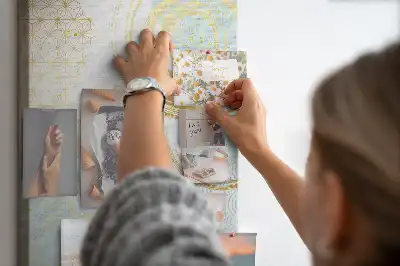 Dekoratívna nástenka s abstraktným motívom