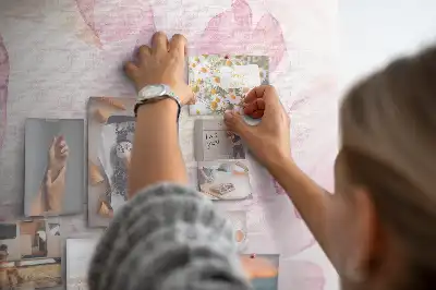Nástenka s motívom kvetinových lístkov