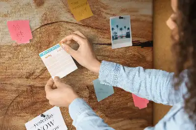 Korková nástenka s textúrou dreva