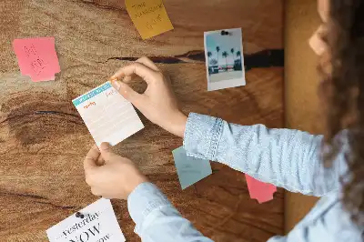 Korková nástenka s textúrou dreva