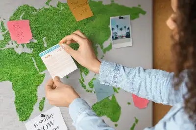 Korková nástenka s motívom mapy na zelenej tráve