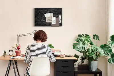 Korková nástenka s motívom tmavej tehlovej steny