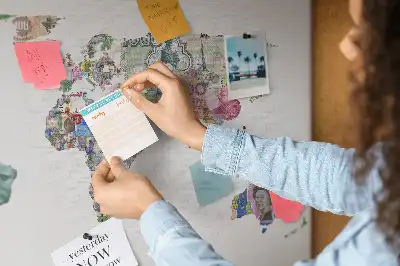Korková nástenka so schematickou mapou sveta