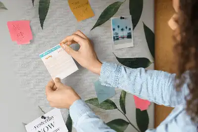 Korková nástenka s rámom z listov