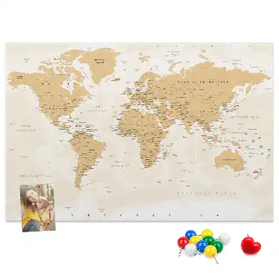 Korková nástenka s politickou mapou sveta