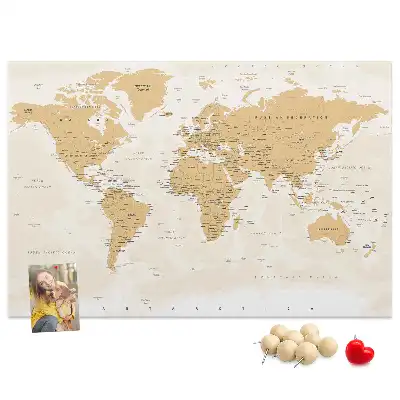 Korková nástenka s politickou mapou sveta