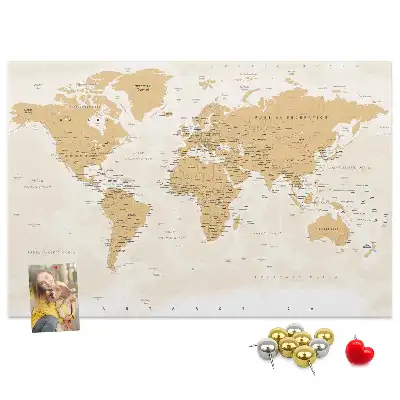 Korková nástenka s politickou mapou sveta