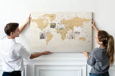 Korková nástenka s politickou mapou sveta