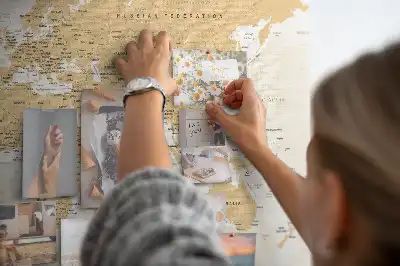 Korková nástenka s politickou mapou sveta