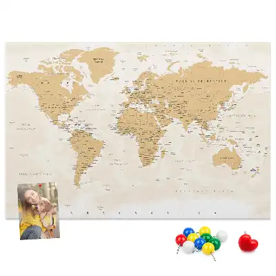 Korková nástenka s politickou mapou sveta