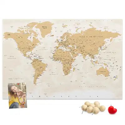 Korková nástenka s politickou mapou sveta