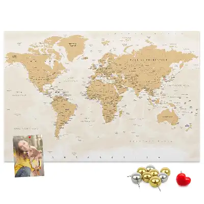 Korková nástenka s politickou mapou sveta