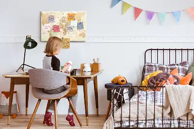 Korková nástenka s motívom glóbusu a zemepisných hraníc